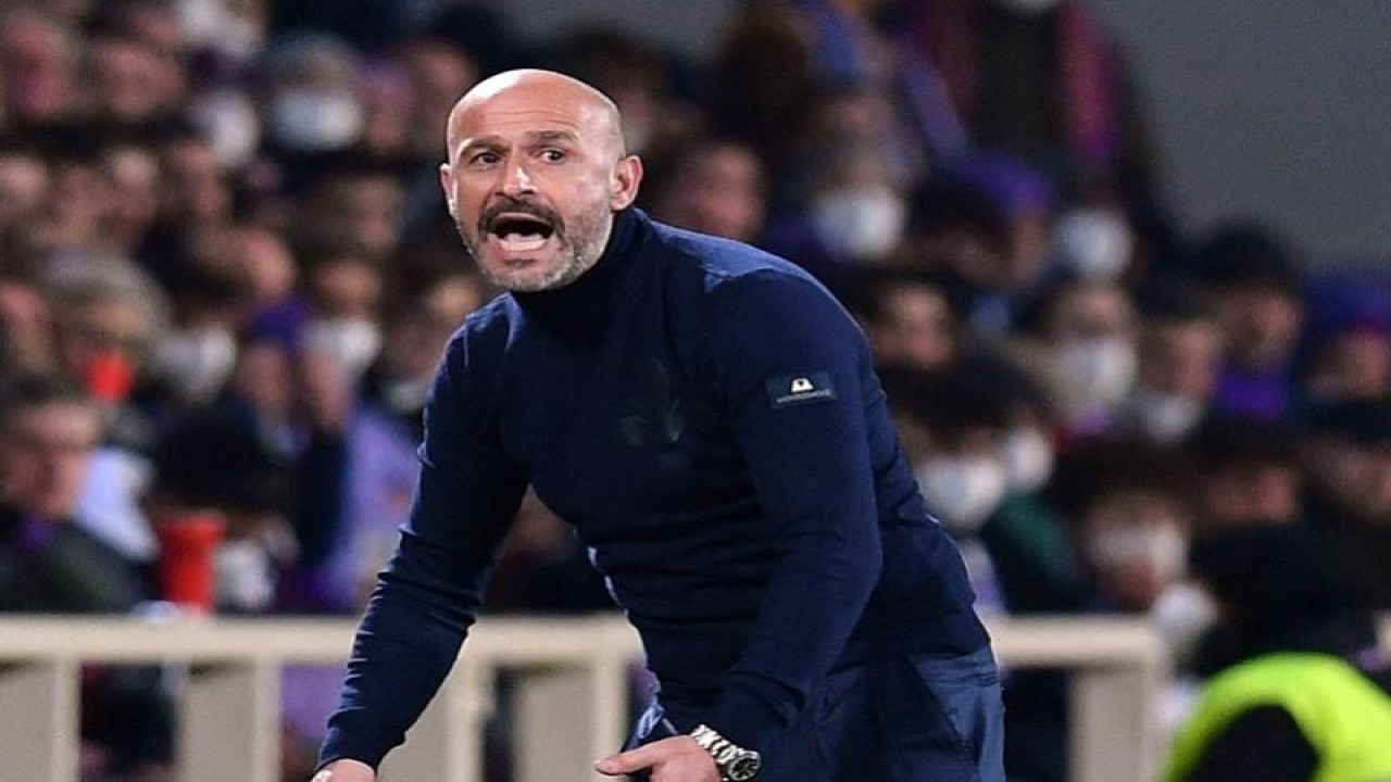Pelatih kepala Fiorentina Vincenzo Italiano saat mendampingi timnya menghadapi Juventus dalam leg pertama semifinal Coppa Italia di Stadion Artemio Franchi, Firenze, Italia, Rabu (2/3/2022) waktu setempat. (ANTARA/REUTERS/Jennifer Lorenzini)