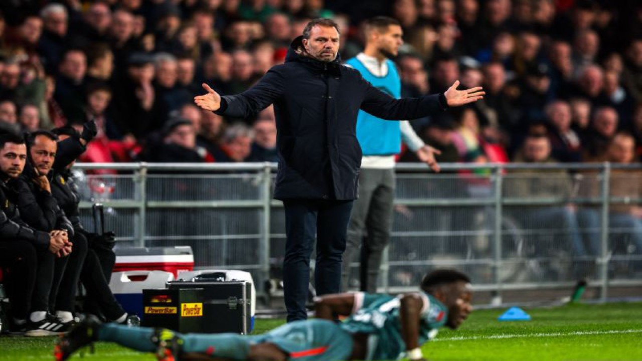 Arsip - Pelatih Sparta Rotterdam Maurice Steijn menyaksikan permainan anak asuhnya pada pertandingan Liga Belanda melawan PSV Eindhoven yang dimainkan di Eindhoven, 7 Januari 2023. (ANTARA/AFP/JEROEN PUTMANS)