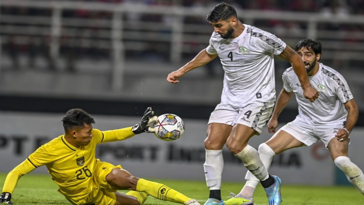 Penjaga gawang Timnas Indonesia Esyahrul Trisna Fadillah (kiri) menghalau tendangan pemain Timnas Palestina Yaser Hamed (kanan) pada pertandingan FIFA Matchday di Stadion Gelora Bung Tomo, Surabaya, Jawa Timur, Rabu (14/6/2023). Dalam pertandingan tersebut berakhir dengan skor 0-0. ANTARA FOTO/Muhammad Adimaja (ANTARA FOTO/MUHAMMAD ADIMAJA)