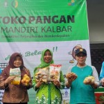 Peluncuran toko pangan mandiri Disketpang Kalbar. ANTARA/Dedi-1686901971