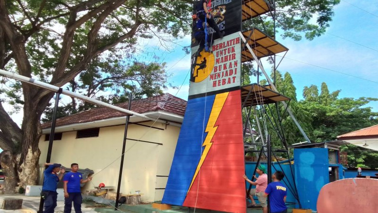 Personel Damkar mengikuti simulasi latihan penyelamatan di Kota Palu, Selasa (20/6/2023). (ANTARA/Nur Amalia Amir)