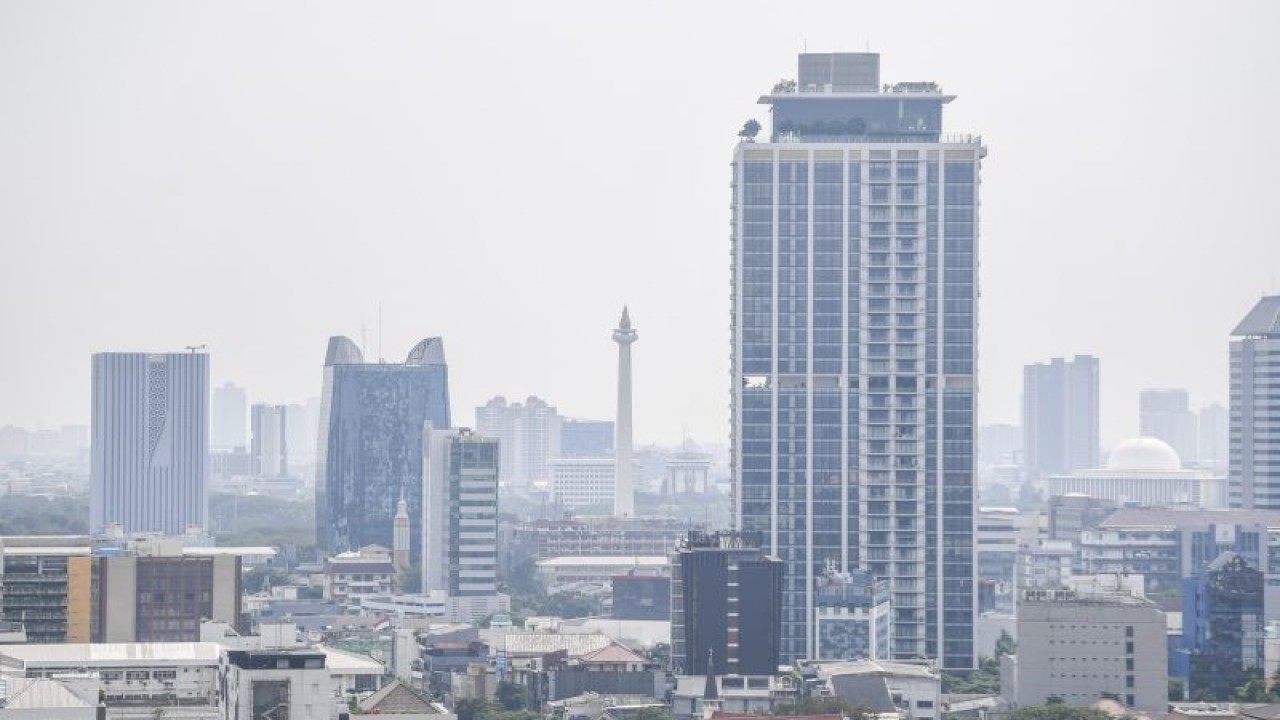Pemandangan gedung bertingkat yang diselimuti asap polusi di Jakarta, Rabu (7/6/2023). (ANTARA FOTO/Galih Pradipta/nz)