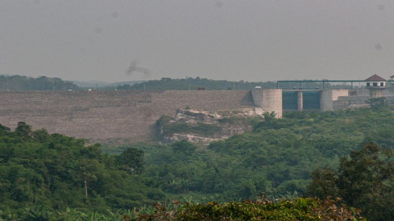 Pembangunan Bendungan Karian di Kabupaten Lebak, Banten. Waduk ini dijadwalkan diresmikan pada awal tahun 2024. ANTARA/Mansur