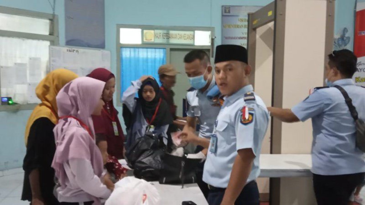Pemeriksaan barang bawaan yang akan masuk ke dalam lapas di Jambi periksa petugas.(ANTARA/Nanang Mairiadi)