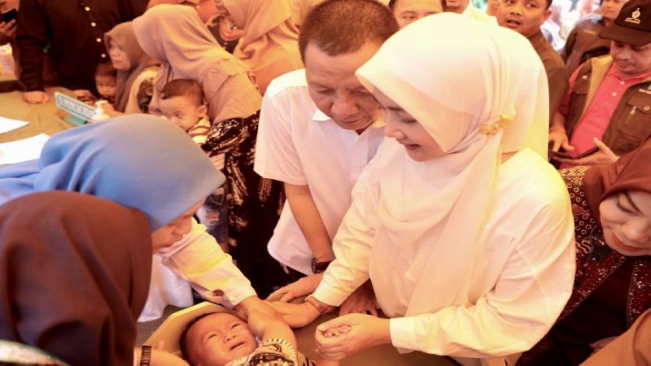 Penjabat Gubernur Aceh, Achmad Marzuki, bersama istri Ayu Candra Marzuki, meninjau pelaksanaan kegiatan Posyandu di UPTD Puskesmas Kecamatan Penanggalan Kota Subulussalam. Kegiatan itu dilakukan sebagai bagian dari penanganan stunting di Puskesmas Penanggalan Subulussalam, (ANTARA/HO)