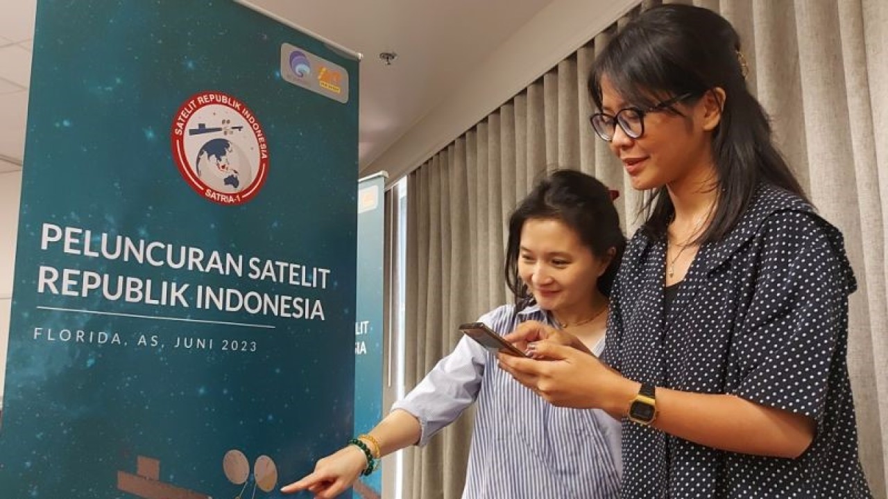 Ilustrasi masyarakat antusias menyaksikan peluncuran SATRIA-1 di Amerika Serikat. (ANTARA/Livia Kristianti)