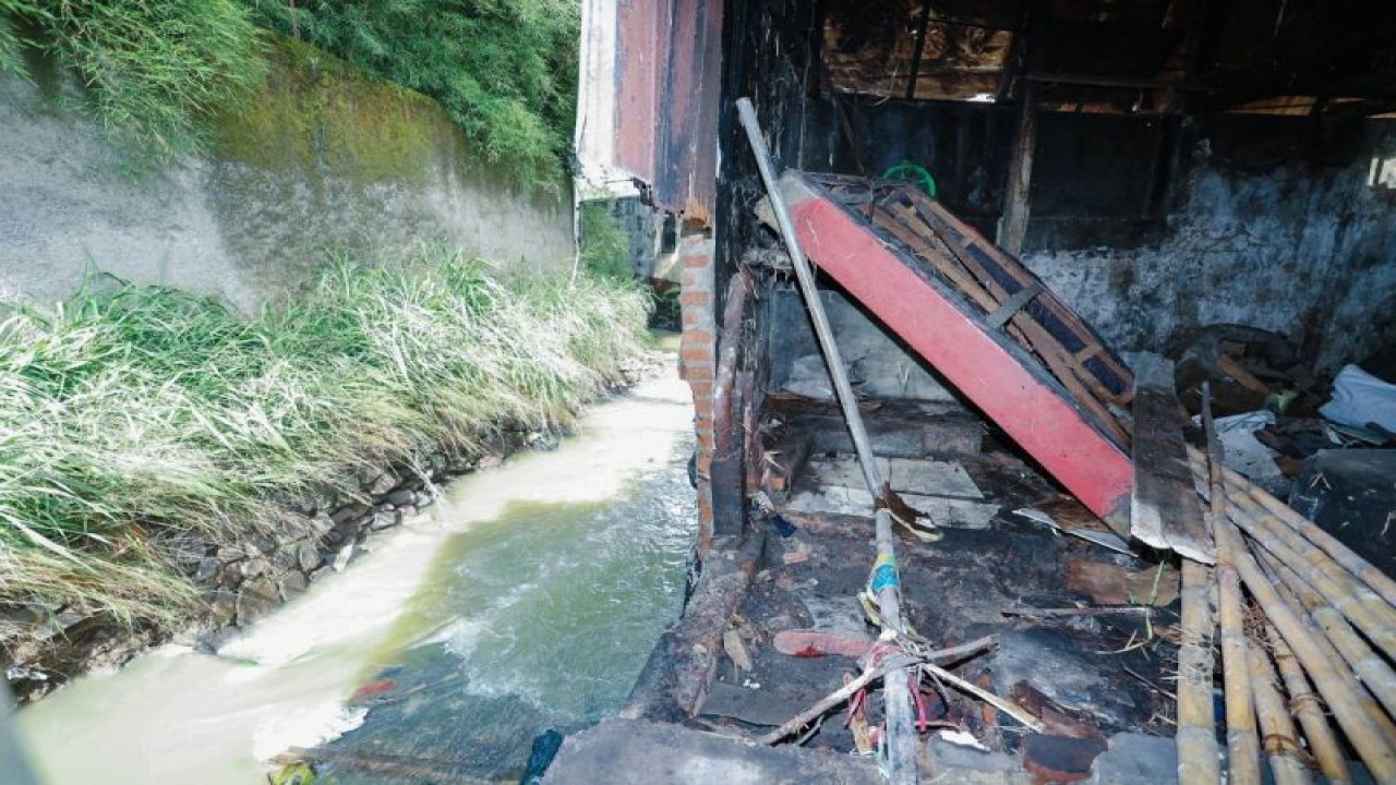 Bangunan di pinggir sungai roboh akibat banjir di Kelurahan Babakan, Kecamatan Babakan Ciparay, Kota Bandung, Provinsi Jawa Barat, Rabu (7/6/2023). (ANTARA/HO)