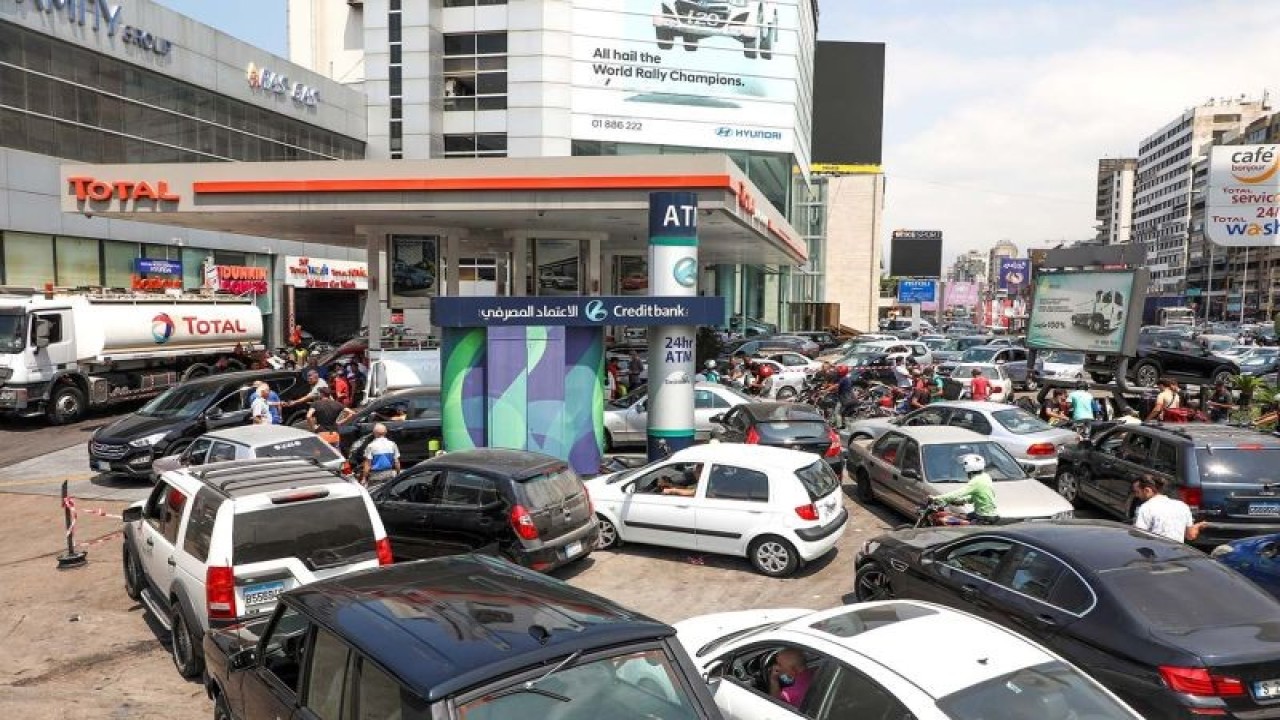 ARSIP FOTO: Warga menunggu di dalam mobil untuk mendapatkan bahan bakar di sebuah spbu di Zalka, Lebanon, 20 Agustus 2021. ANTARA FOTO/REUTERS/Mohamed Azakir/File Photo/AWW/djo
