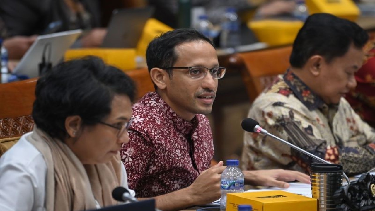 Arsip Foto - Menteri Pendidikan, Kebudayaan, Riset, dan Teknologi Nadiem Anwar Makarim (tengah) saat menyampaikan paparan dalam rapat kerja bersama Komisi X DPR di kompleks Parlemen, Senayan, Jakarta, Jumat (9/6/2023). (ANTARA FOTO/Aditya Pradana Putra/aww)