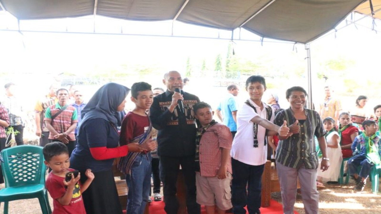 Gubernur NTT Viktor Bungtilu Laiskodat dalam acara dialog bersama anak-anak autis di Pusat Layanan Autis (PLA) Kupang, Kamis (9/6/2023). (ANTARA/HO-Biro Humas Setda Provinsi NTT)