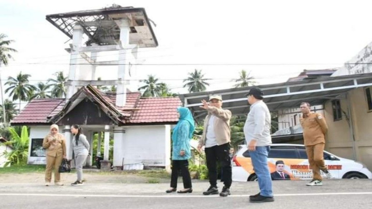 Penjabat Gubernur Sulbar Prof Zudan Arif Fakrulloh, melakukan peninjauan pintu gerbang perbatasan antara Sulbar  dan Sulteng yang dinilai sudah mengalami kerusakan dan tidak layak di Kabupaten Pasangkayu, Senin (5/6/2023) ANTARA Foto/M Faisal Hanapi
