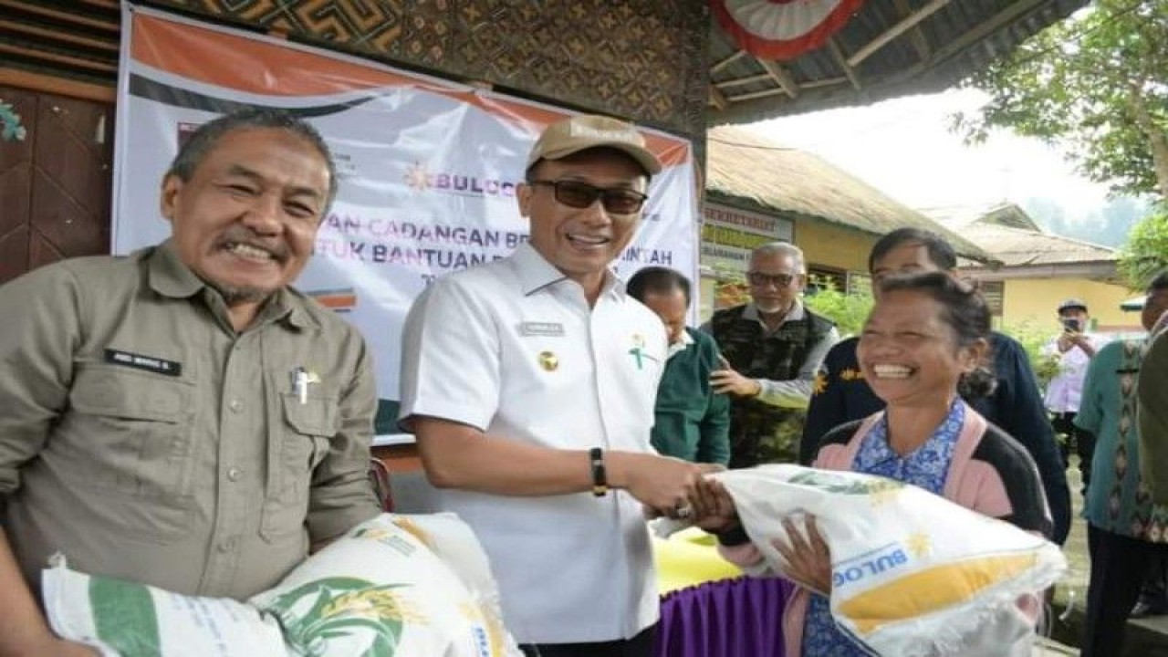 Penjabat Gubernur Provinsi Sulawesi Barat (Sulbar), Zudan Arif Fakhrullah membagikan bantuan pangan untuk 84.684 keluarga penerima manfaat (KPM) pada enam Kabupaten di Sulbar, Minggu (18/6/2023). (ANTARA Foto/M Faisal Hanapi)