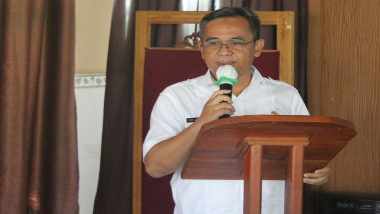 Kepala Dinas Kependudukan dan Pencatatan Sipil (Disdukcapil) Kabupaten Bandung Yudi Abdurrahman memberikan keterangan di Soreang, Kabupaten Bandung, beberapa waktu lalu. (ANTARA/Istimewa)