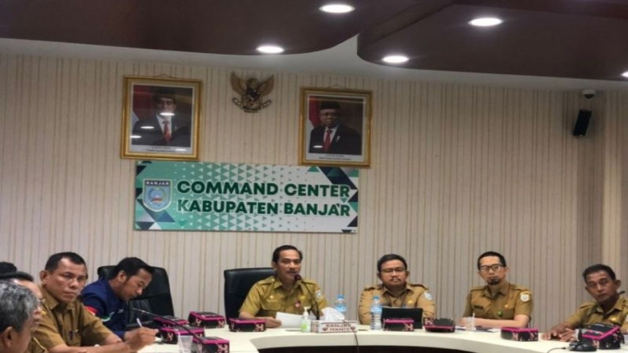 Kepala Dinas Komunikasi Informatika Statistik dan Persandian Banjar M Aidil Basith (tengah) saat mengikuti zoom meeting terkait usulan pemasangan internet bagi sepuluh desa di Banjar, Kalimantan Selatan pada Rabu (21/6/2023). (ANTARA/HO-Kominfo Kabupaten Banjar)