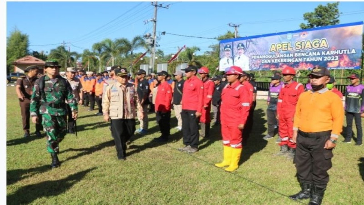 Bupati Banjar Saidi Mansyur yang diwakili Asisten Administrasi Umum Rakhmat Dhani mengecek kesiapan personel gabungan yang diturunkan dalam penanggulangan karhutla dan kekeringan di Kabupaten Banjar pada apel siaga, Kamis (22/6/2023). (ANTARA/HO-Kominfo Kabupaten Banjar)