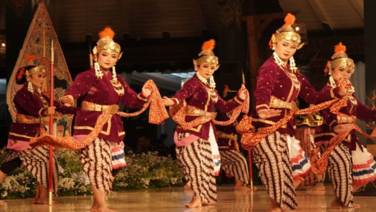 Penampilan tarian khas dari Daerah Istimewa Yogyakarta pada puncak acara Pesona Budaya Nusantara 2023 yang digelar Kabupaten Bantul bersama Pemda DIY di Anjungan Yogyakarta TMMI, Sabtu (17/6/2023) malam. (ANTARA/HO-Kominfo Pemkab Bantul)