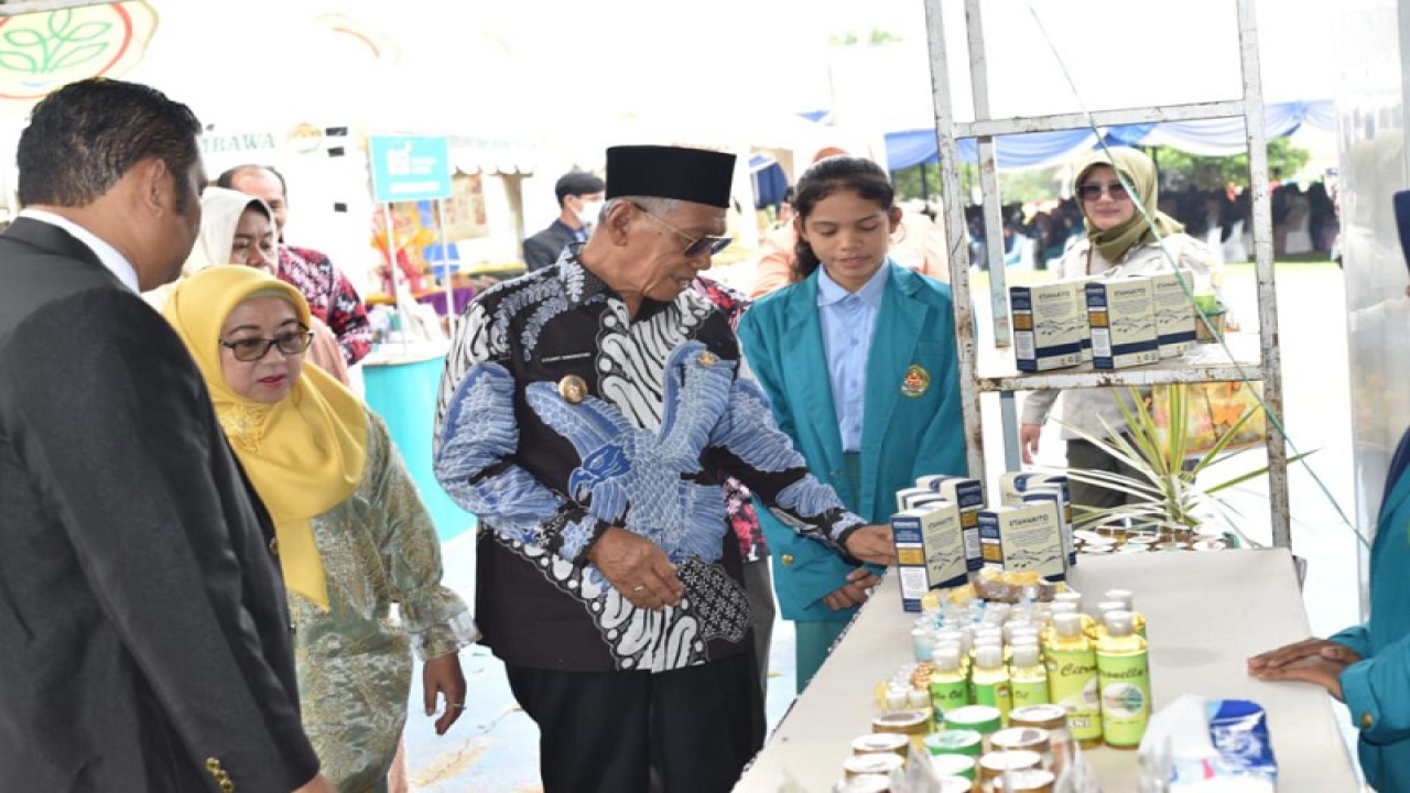 Wakil Bupati Banyuasin, Sumsel, H Slamet Somosentono sedang meninjau gerai pameran produk hasil pertanian di SMK SPP Sembawa Banyuasin, Jumat (23/6/2023). (FOTO ANTARA/HO/Diskominfo)
