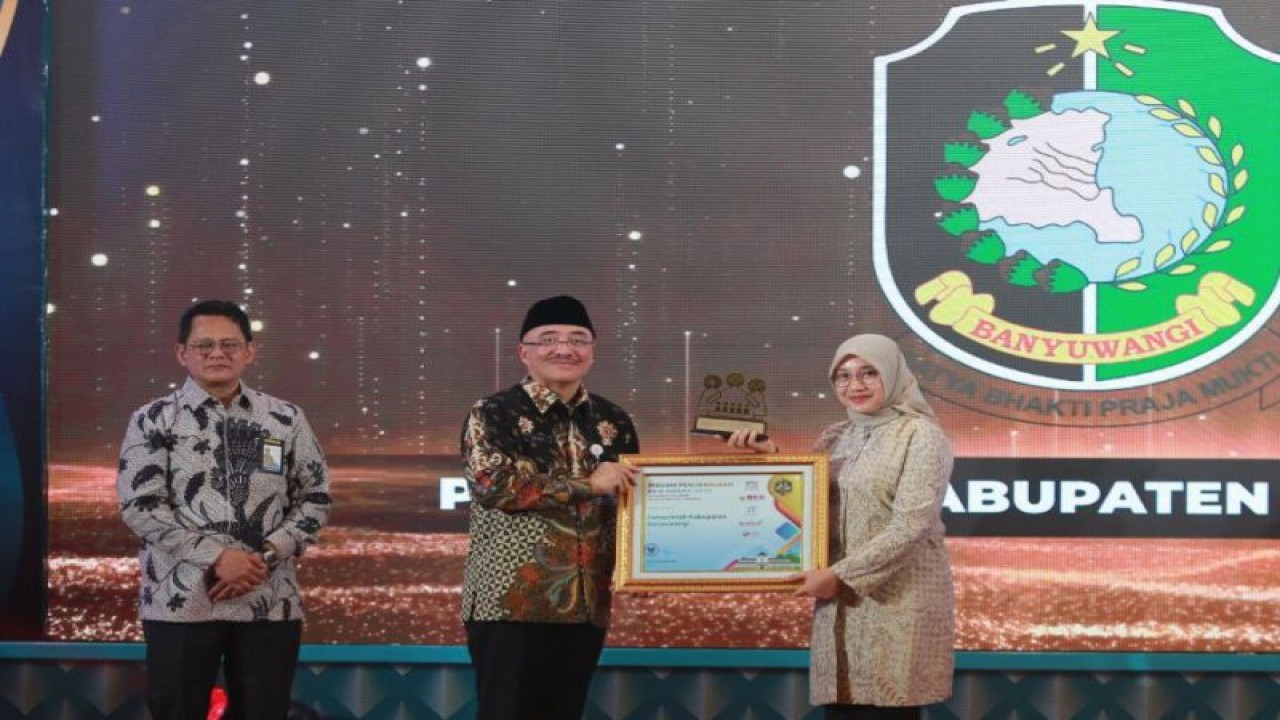 Plt Kepala BKN, Bima Haria Wibisana menyerahkan penghargaan kepada Bupati Banyuwangi Ipuk Fiestiandani, di Surabaya. ANTARA/HO-Humas Pemkab Banyuwangi