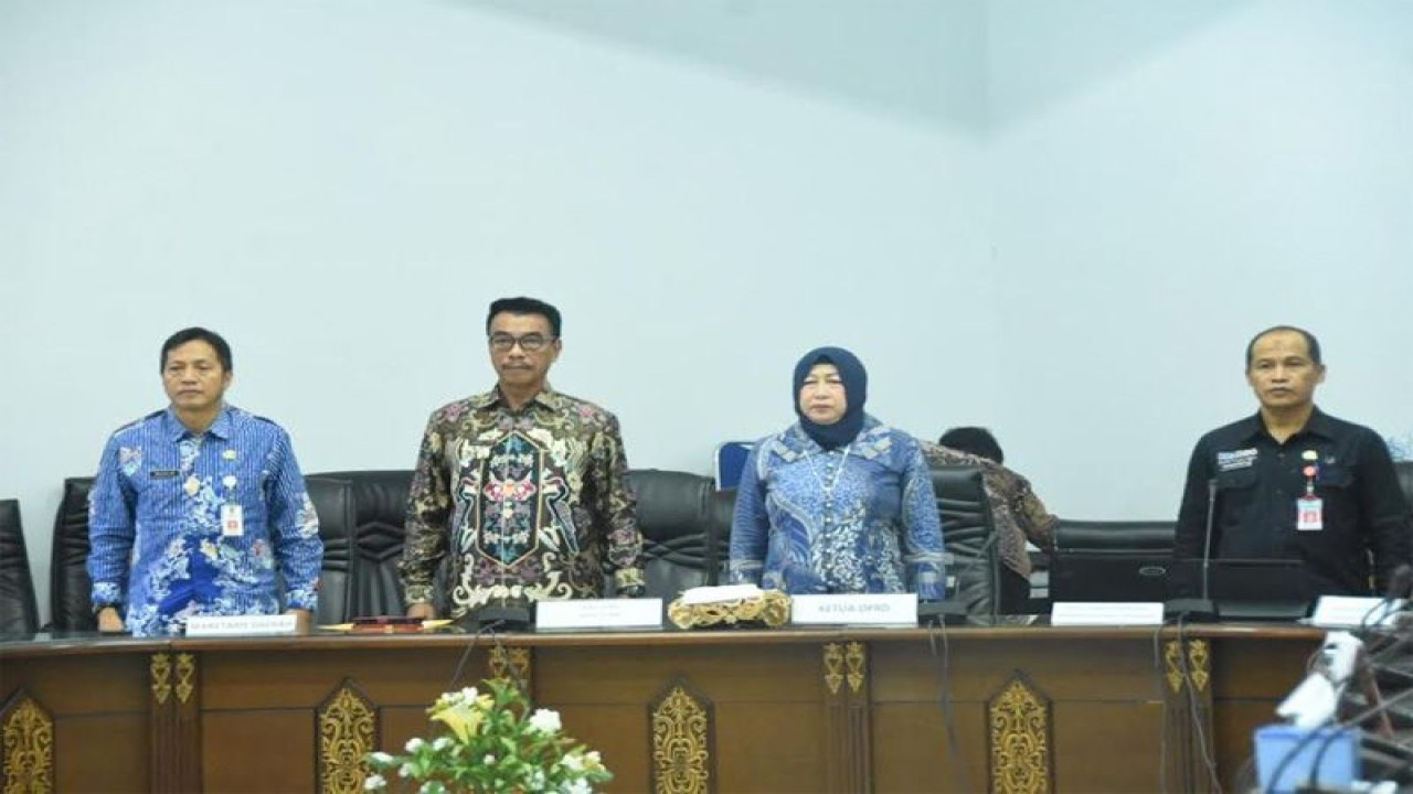 Wakil Bupati Barito Utara Sugianto Panala Putra (kedua kiri) didampingi Ketua DPRD Mery Rukaini (kedua kanan), Sekda Muhlis (kiri) dan Kepala Dinas Komunikasi, Informatika dan Persandian Mochamad Ikhsan pada pembukaan bimtek tanda tangan eletronik di Muara Teweh, Jumat (23/6/2023). ANTARA/HO-Dinas Kominfosandi Barito Utara