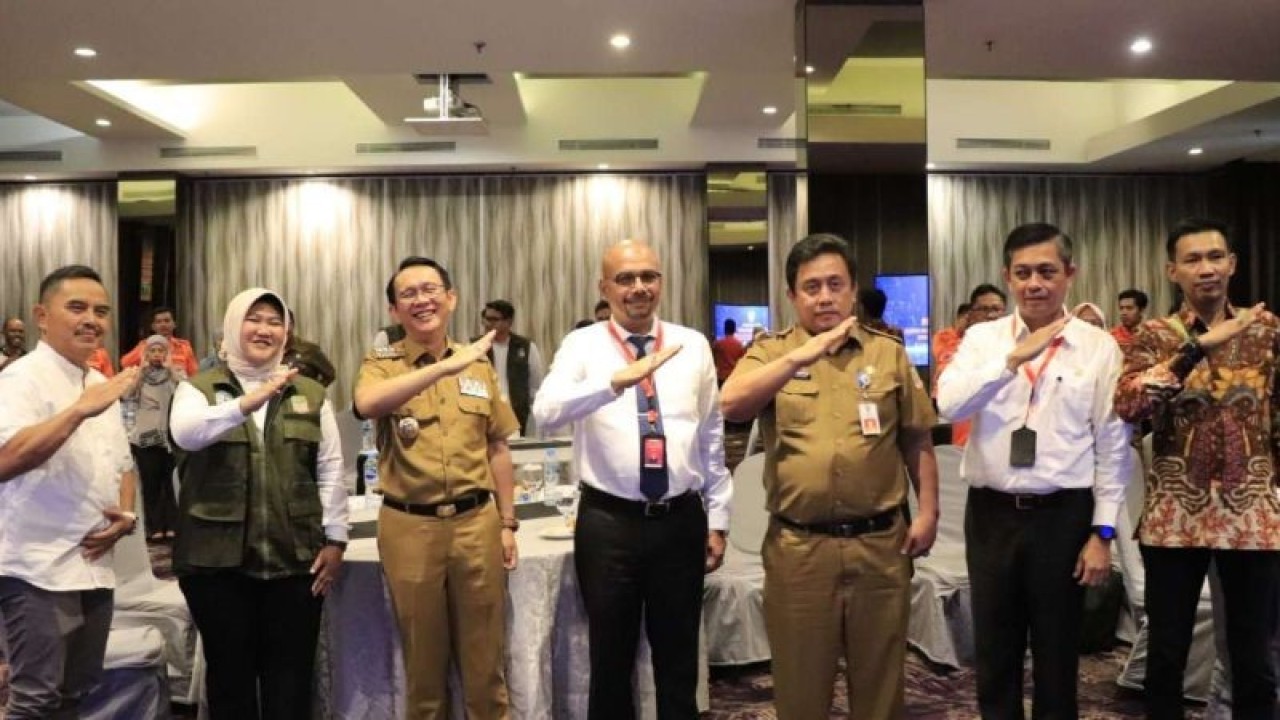 Penjabat Bupati Bekasi Dani Ramdan (ketiga dari kiri) bersama perangkat daerah dan unsur kebencanaan terkait usai peluncuran aplikasi digital Sitangguh di Hotel Holiday Inn Cikarang, Senin. ANTARA/Pradita Kurniawan Syah