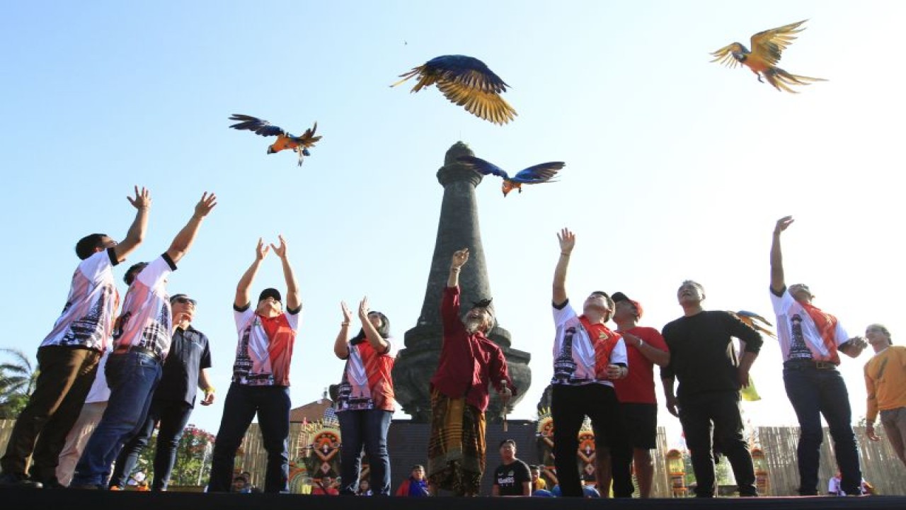 Bupati Klungkung I Nyoman Suwirta beserta jajaran Polres Klungkung melepas Burung Macaw Hyacinth sebagai tanda pembukaan Bhayangkara Klungkung Festival di Monumen Puputan Klungkung, Bali, Rabu (28/6/2023). ANTARA/HO-Humas protokol Pemkab Klungkung