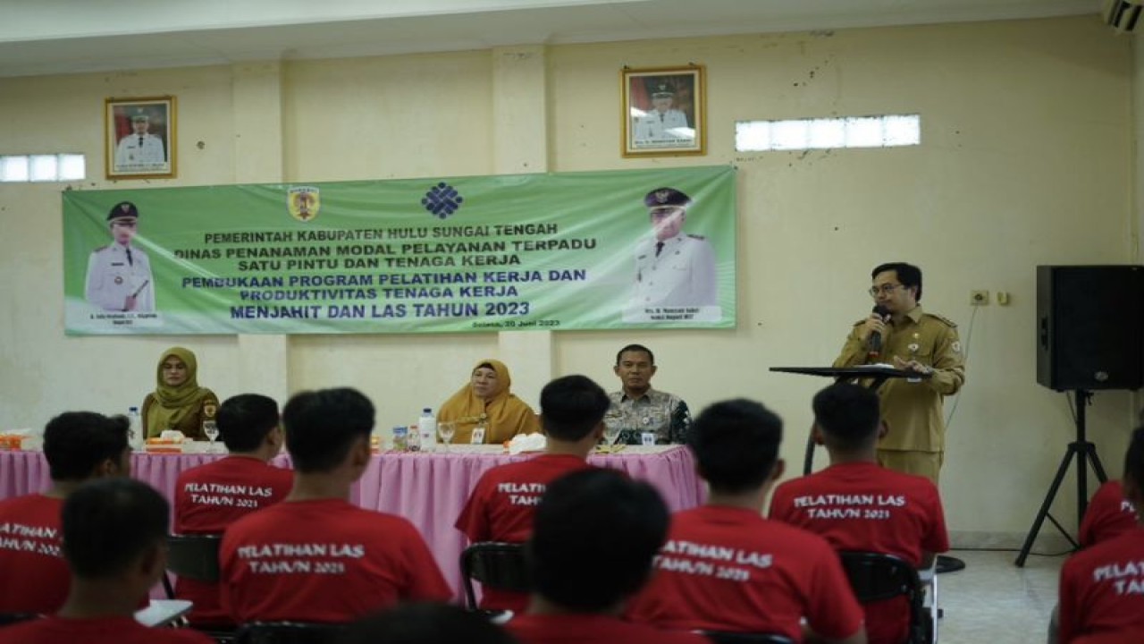 Bupati Hulu Sungai Tengah Aulia Oktafiandi memberikan sambutan sekaligus membuka acara pelatihan kerja di Barabai, Hulu Sungai Tengah, Kalimantan Selatan. (ANTARA/HO-Pemkab HST)