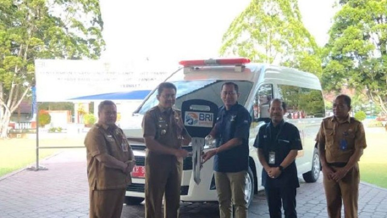 Pj Bupati Kotawaringin Barat Budi Santosa (kiri dua) menerima satu unit Mobil Ambulance dari BRI setempat di Pangkalan Bun. (ANTARA/Safitri RA)