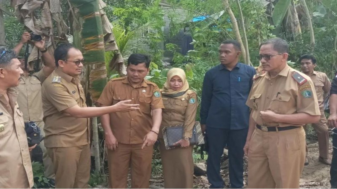 Penjabat Bupati Kolaka Utara Parinringi bersama rombongan mengunjungi lokasi pembangunan rumah korban tanah longsor. (ANTARA/HO-Pemkab Kolaka Utara)
