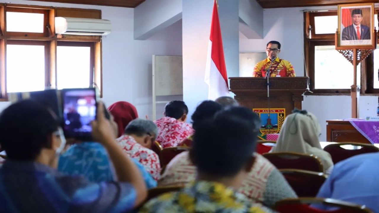 Bupati Kudus Hartopo saat membuka konsultasi publik Kajian Lingkungan Hidup Strategis (KLHS) di ruang rapat Gedung A Setda Kudus, Rabu (7/6/2023). (ANTARA/HO-Humas Pemkab Kudus.)