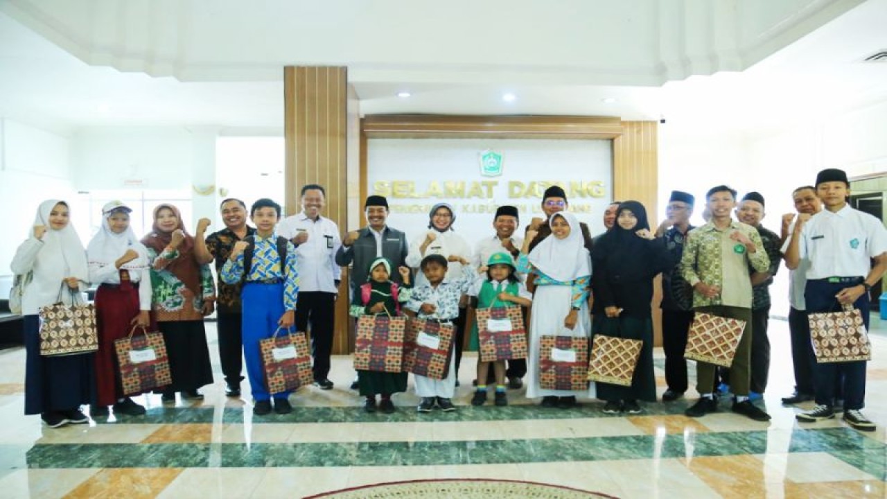Wabup Lumajang Indah Amperawati berfoto bersama dengan penerima seragam gratis di Kantor Bupati Lumajang, Rabu (21/6/2023). (ANTARA/HO-Diskominfo Lumajang)