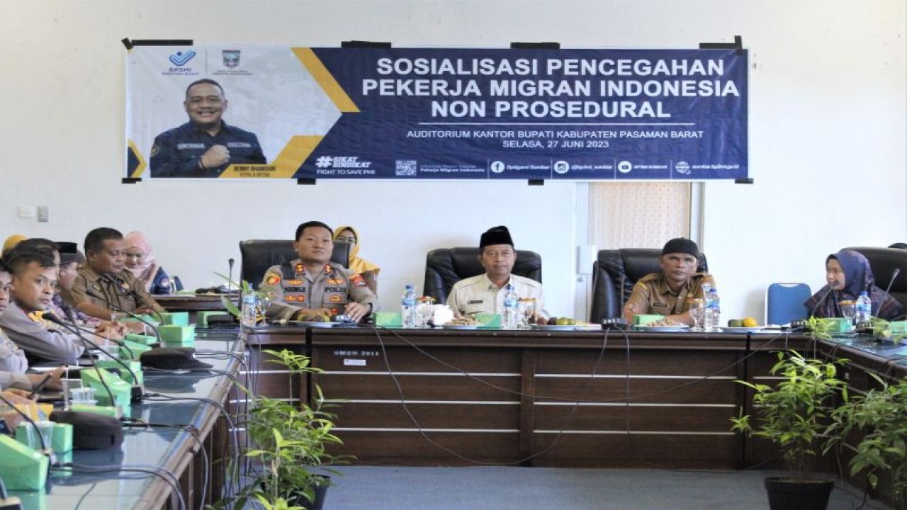 Pemkab dan Polres Pasaman Barat saat mensosialisasikan pencegahan pekerja migran Indonesia (PMI) agar masyarakat waspada terhadap agen pencari kerja migran yang ilegal. (ANTARA/Altas Maulana)