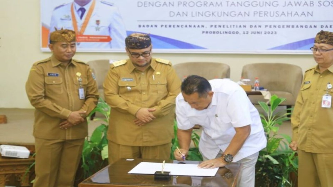 Penandatanganan berita acara rakor sinergitas prioritas pembangunan daerah dengan program CSR perusahaan di Bale Hinggil Probolinggo, Senin (12/6/2023). (ANTARA/HO-Diskominfo Kabupaten Probolinggo)