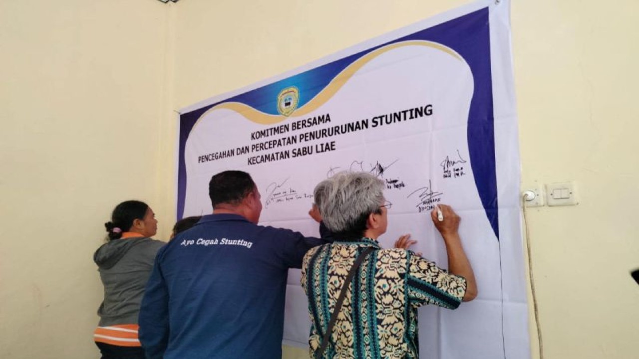 Sejumlah warga Kabupaten Sabu Raijua, Nusa Tenggara Timur menandatangani komitmen mencegah dan melakukan percepatan penurunan stunting. (ANTARA/HO-Prokompim Setda Kabupaten Sabu Raijua)