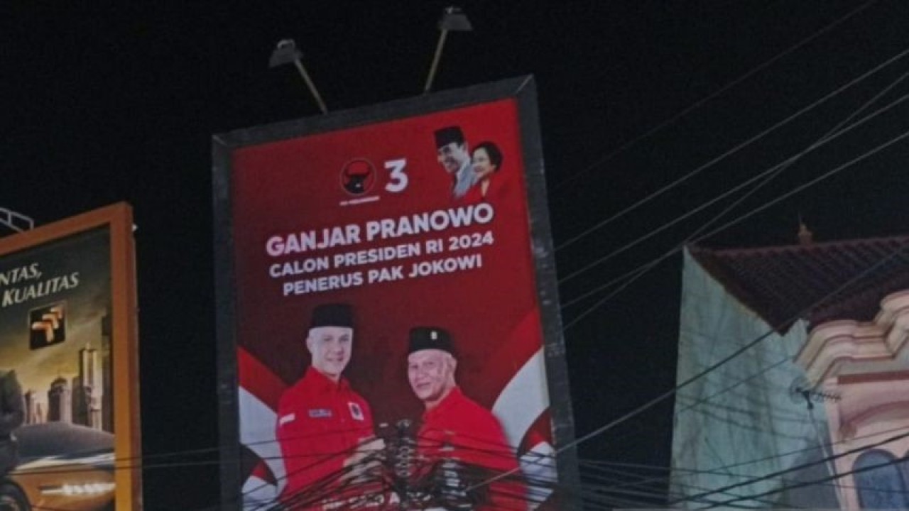 Baliho bacapres Ganjar Pranowo yang sempat diturunkan paksa karena tidak berizin dan kini dipasang lagi setelah membayar pajar reklame. (ANTARA/Abd. Aziz)