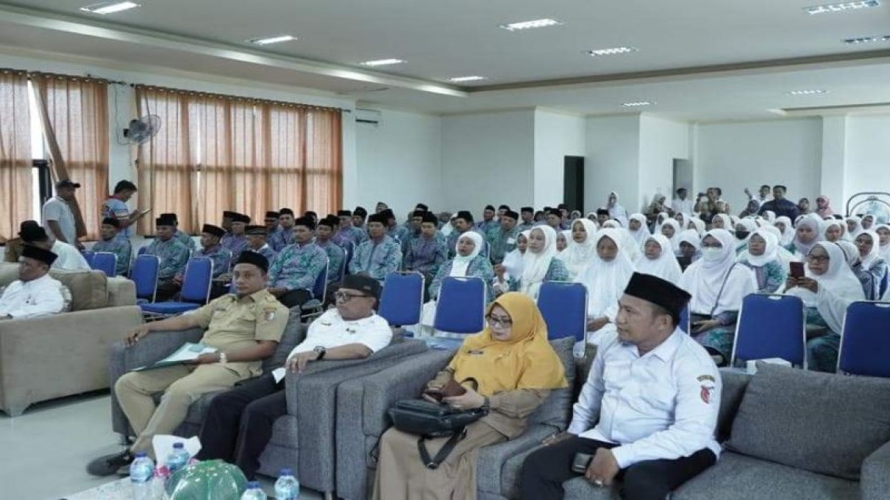 Pemkab Sigi bersama Kemenag Sigi melepas keberangkatan 119 jamaah calon haji asal Kabupaten Sigi menuju Asrama Haji. (ANTARA/HO-Dok Prokopim Setda Pemkab Sigi)