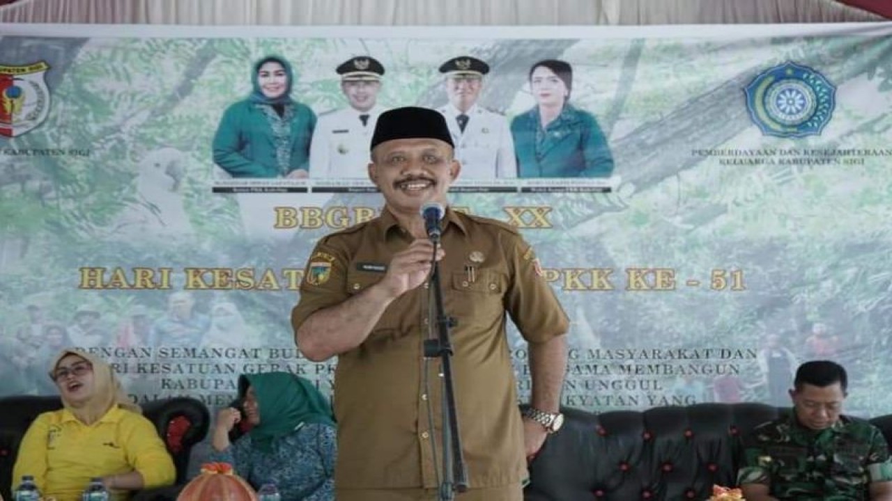 Sekretaris Daerah Kabupaten Sigi Nuim Hayat mewakili Bupati Sigi pada Peringatan Bulan Bhakti Gotong Royong Masyarakat (BBGRM) ke-20 dan Hari Kesatuan Gerak PKK ke-51 Tingkat Kabupaten Sigi, di Desa Beka, Kecermatan Marawola. Senin. (ANTARA/HO-Dok Prokopim Setda Pemkab Sigi)