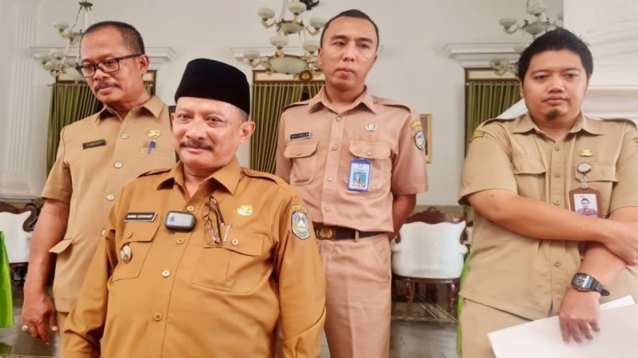 Bupati Situbondo Karna Suswandi didampingi Kepala BKPSDM Samsuri, saat memberikan keterangan kepada wartawan di Situbondo, Jatim. Senin (12/6/2023) ANTARA/Novi Husdinariyanto