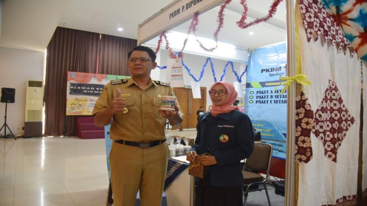 Wakil Bupati Sleman Danang Maharsa saat meninjau stand pada Sleman School Expo 2023 di Sleman, Senin (19/6/2023). ANTARA/HO-Bagian Prokopim Setda Sleman