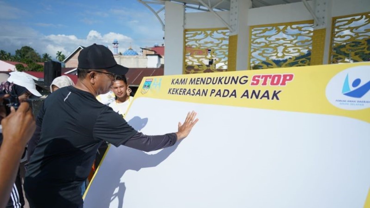 Bupati Solok Selatan Khairunas memberikan tanda telapak tangan sebagai bentuk dukungan dan kampanye stp kekerasan terhadap anak, di Padang Aro, Minggu (11/6/2023). ANTARA/HO-Kominfo