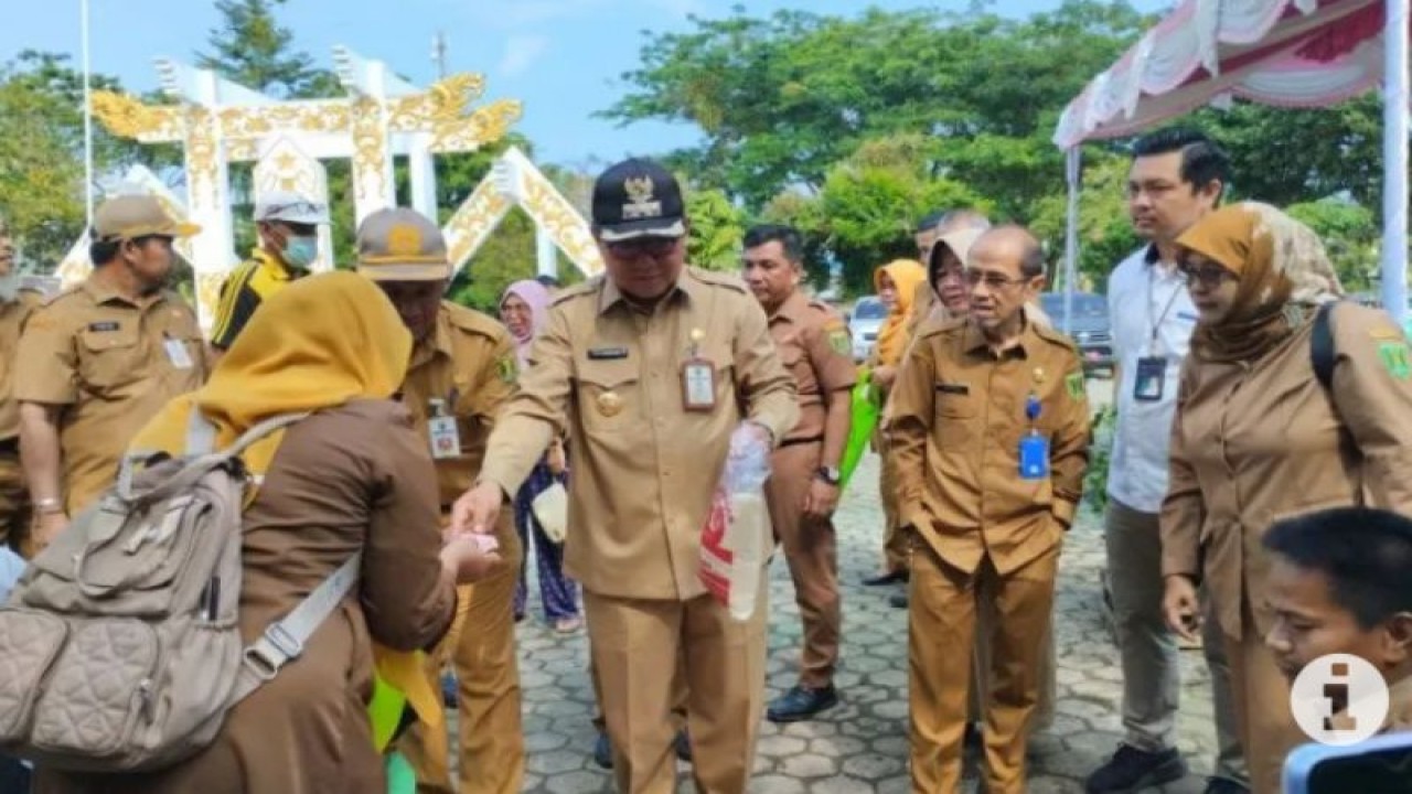 Bupati Tabalong H Anang Syakhfiani membeli beras dari petani lokal dalam kegiatan Gerakan Pangan Murah di Taman Giat Tanjung. (ANTARA/Herlina Lasmianti)
