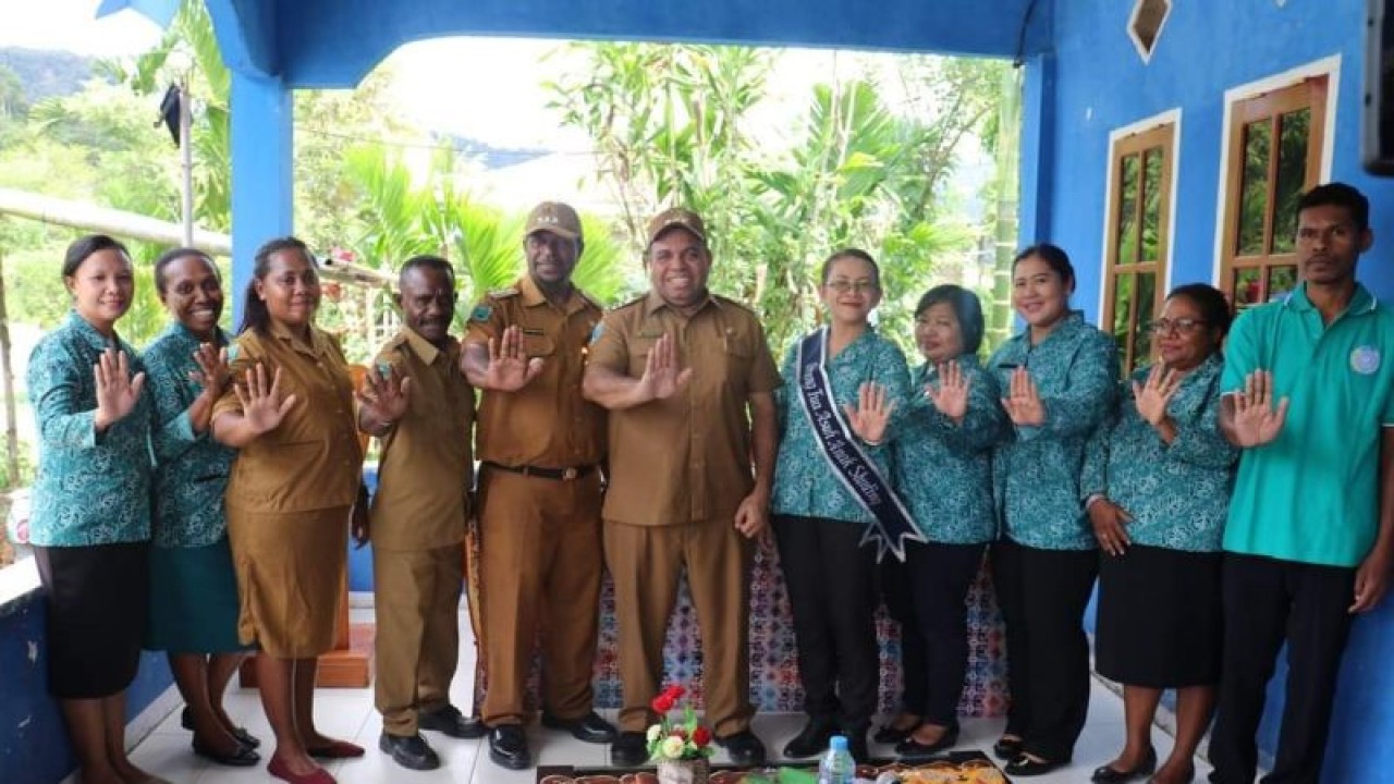 Penjabat Bupati Tambrauw, Provinsi Papua Barat Daya, bersama orang tua asuh anak stunting usai pencanangan orang tua stunting di Sorong, Jumat (23/6/2023). (FOTO ANTARA/Yuvensius Lasa Banafanu)