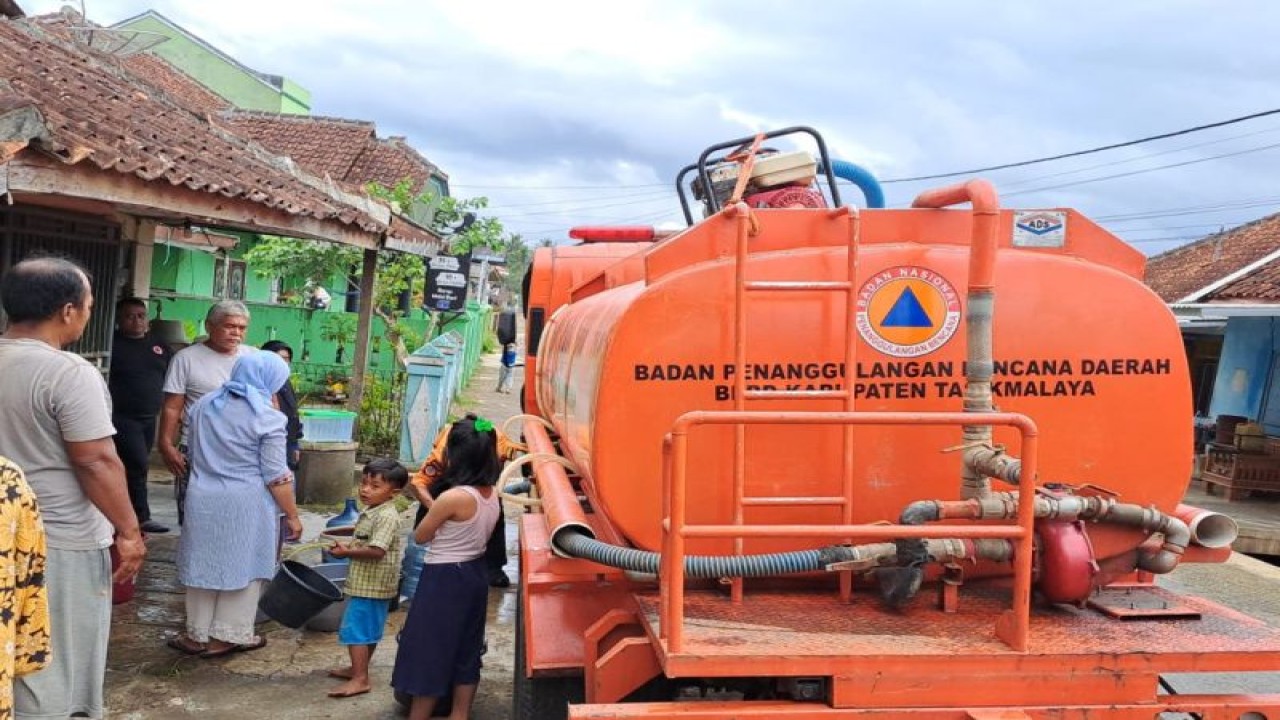 Sejumlah warga antre untuk mendapatkan air bersih dari BPBD Kabupaten Tasikmalaya, Jawa Barat. (ANTARA/HO-BPBD Kabupaten Tasikmalaya)