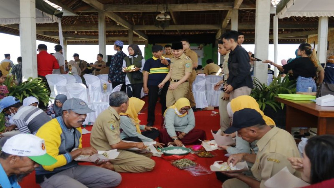 Bupati Trenggalek Mochamad Nur Arifin saat meninjau gelaran pameran GPM di Trenggalek, Senin (26/6/2023) (ANTARA/HO - Prokopim Trenggalek)