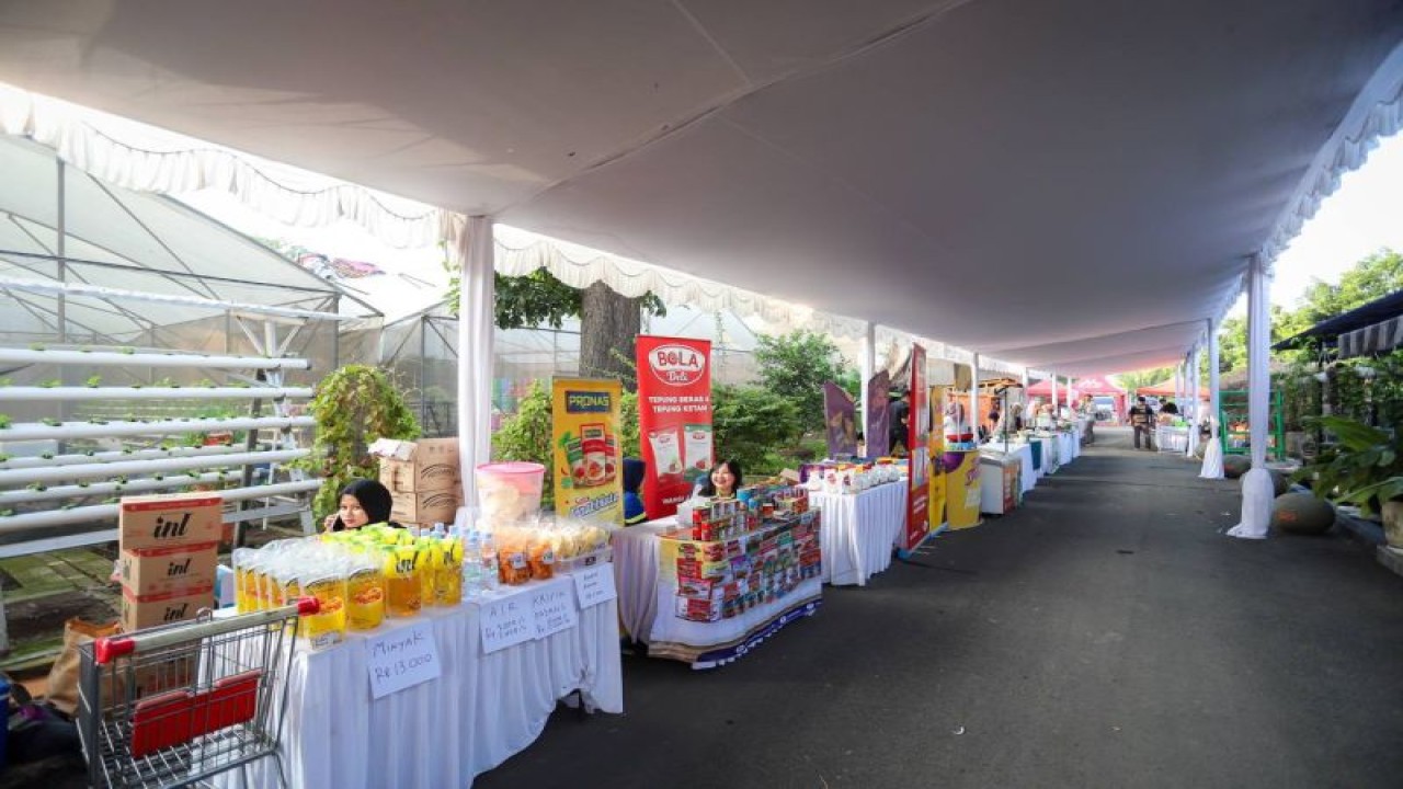 Gerai-gerai dalam kegiatan Gerakan Pangan Murah Plus+ di Kantor Dinas Ketahanan Pangan dan Pertanian (DKPP) Kota Bandung, Jalan Arjuna, Kota Bandung, Jawa Barat, Senin (26/6/2023). (ANTARA/HO Pemkot Bandung)
