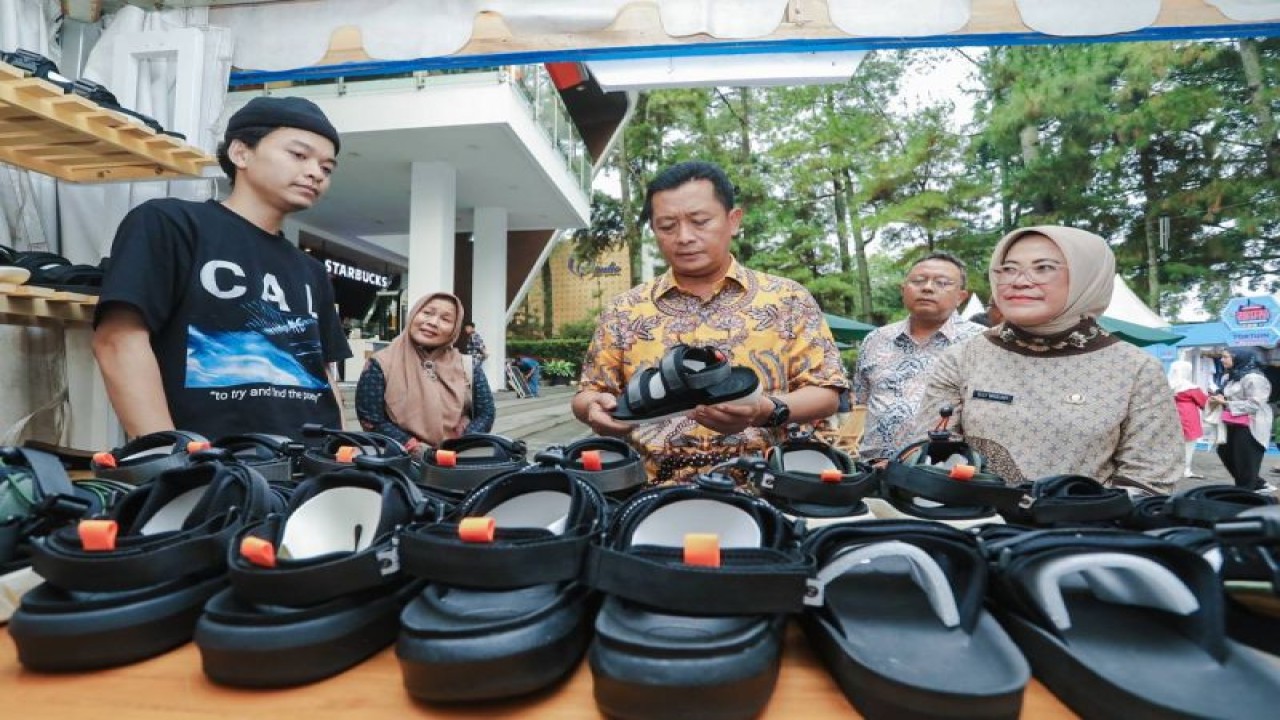 Plh Wali Kota Bandung Ema Sumarna meninjau produk pelaku ekonomi kreatif di Kota Bandung, Jawa Barat. (ANTARA/HO-Humas Pemkot Bandung)