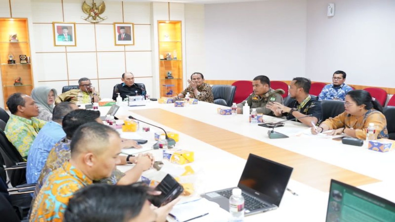 Kepala Dinas Perumahan Rakyat, Permukiman dan Pertamanan (Perkimtan) Kota Batam Eryudhi Apriadi (kanan) dan Sekretaris Daerah Kota Batam Jefridin Hamid (kiri) saat Rapat Perluasan Lahan Pemakaman di Ruang Rapat Sekda lantai II Kantor Walikota. (ANTARA/HO-Pemkot Batam)