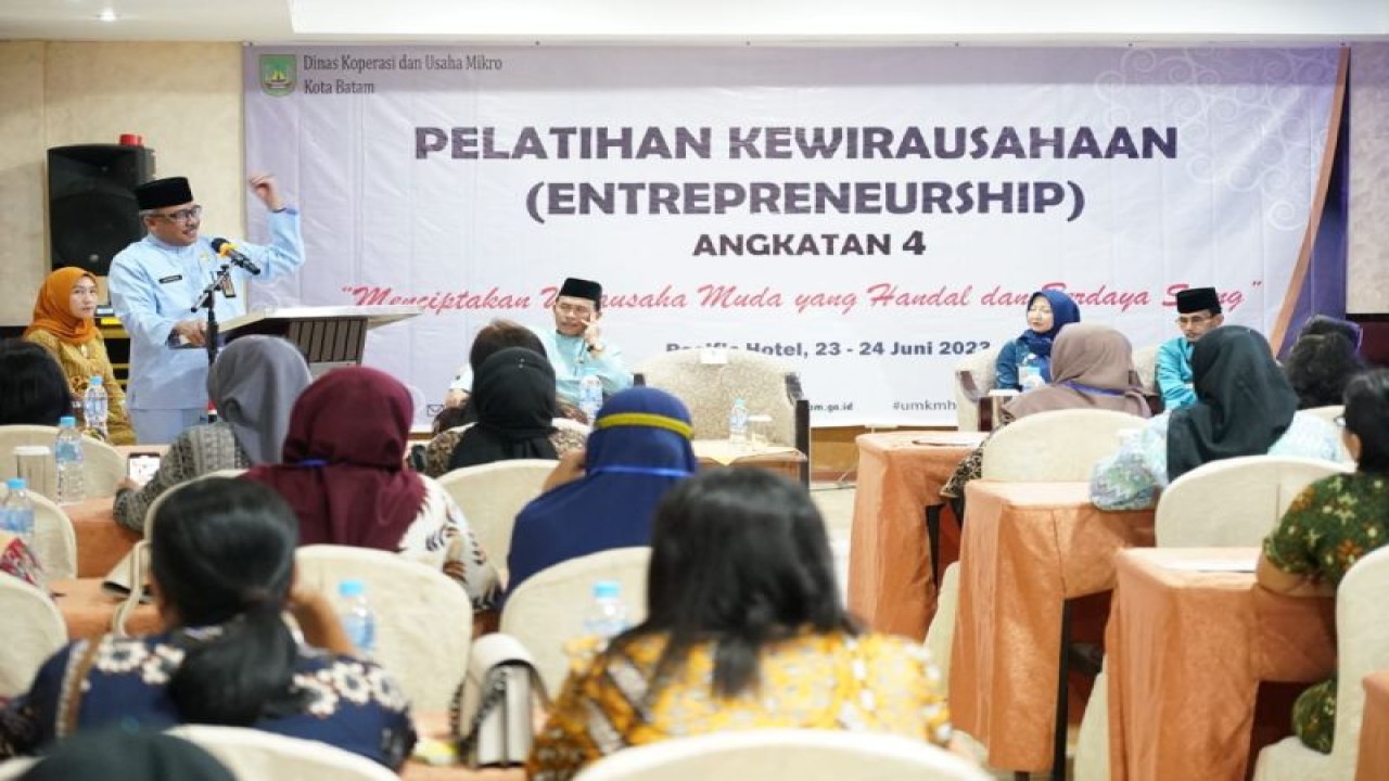 Sekretaris Daerah Kota Batam Jefridin Hamid dalam Pelatihan Kewirausahaan (Entrepreneurship) Angkatan 4 di Batam, Jumat (23/06/2023). (FOTO ANTARA/HO-Pemkot Batam)