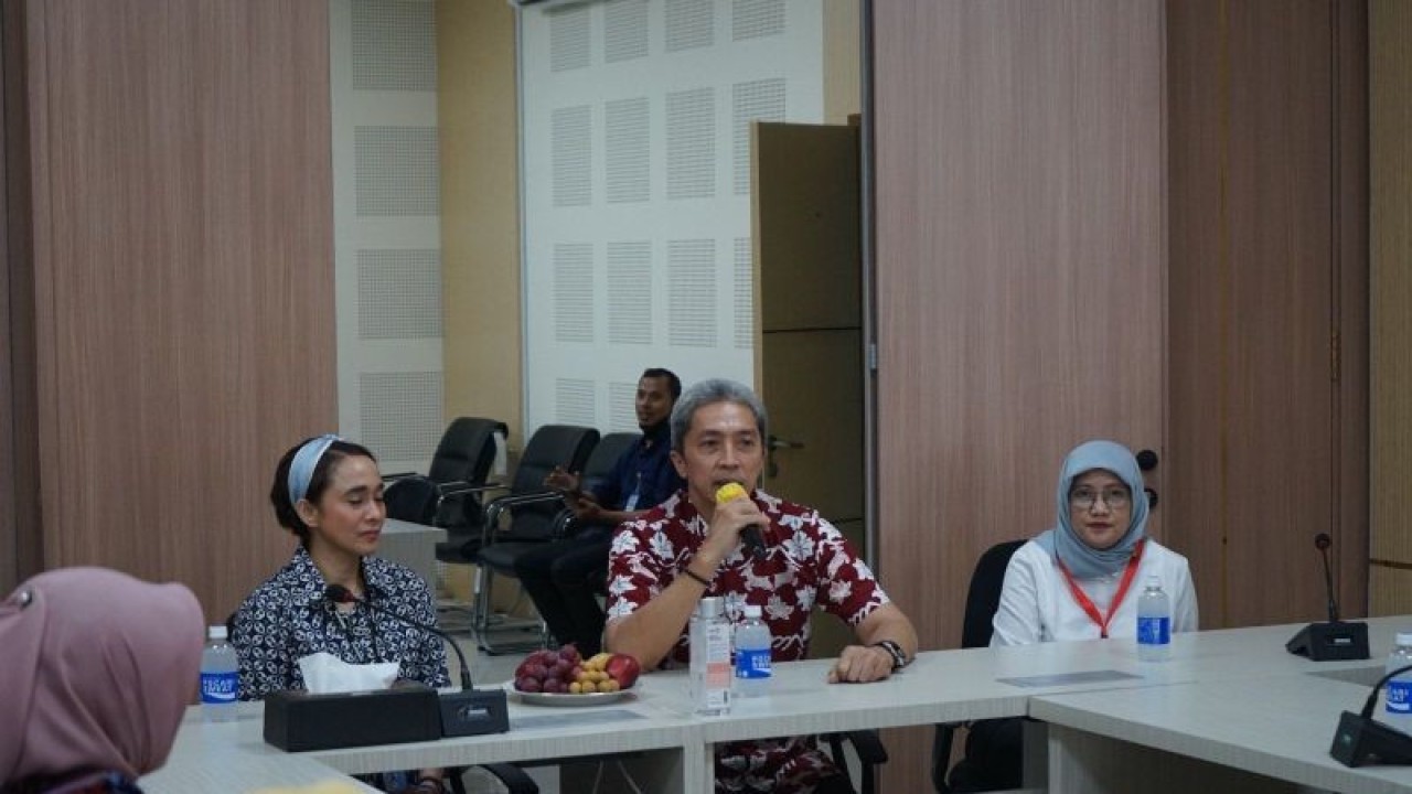 Wakil Wali Kota Bogor Dedie Abdul Rachim (kedua dari kanan) saat berkunjung bersilaturahmi dengan Dirut baru Rumah Sakit Marzoeki Mahdi (RSMM) Nova Riyanti Yusuf di kantornya, Selasa (7/6/2023). (ANTARA/HO/Pemkot Bogor)