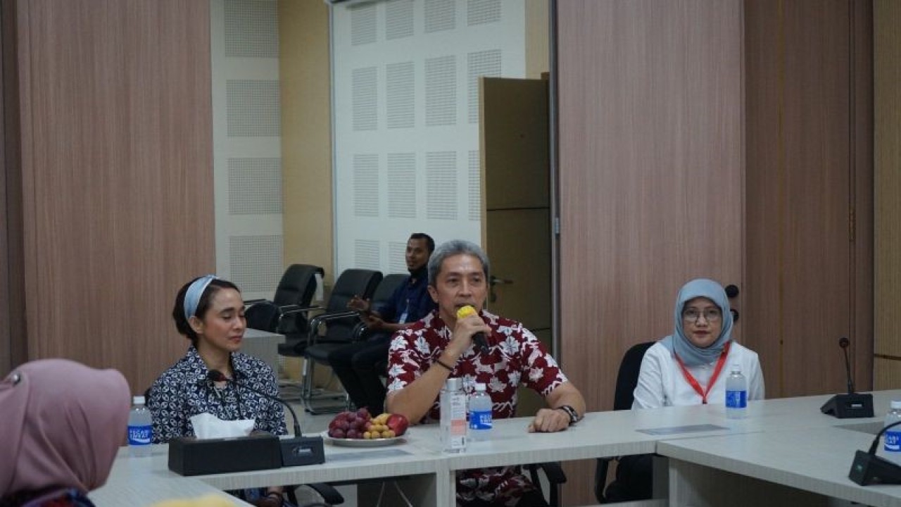 Wakil Wali Kota Bogor Dedie Abdul Rachim saat berkunjung bersilaturahmi dengan Dirut baru Rumah Sakit Marzoeki Mahdi (RSMM) Nova Riyanti Yusuf di kantornya, Selasa (7/6/2023). (ANTARA/HO/Pemkot Bogor)