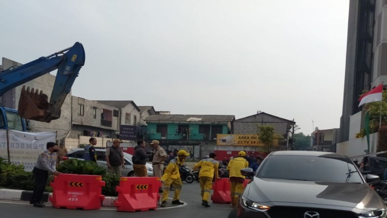 Penutupan u-turn (putar balik) di Jalan Kembangan Raya, Kembangan Utara, Kembangan, Jakarta barat, Senin (12/6/2023). ANTARA/Risky Syukur